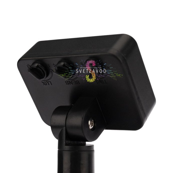 Детальное фото светодиодного прожектора REXANT 50Вт. Видны датчик движения, алюминиевый корпус черного цвета, прозрачное стекло рассеивателя и элементы крепления. Детальное фото светодиодного прожектора REXANT 50Вт. Видны датчик движения, алюминиевый корпус черного цвета, прозрачное стекло рассеивателя и элементы крепления.