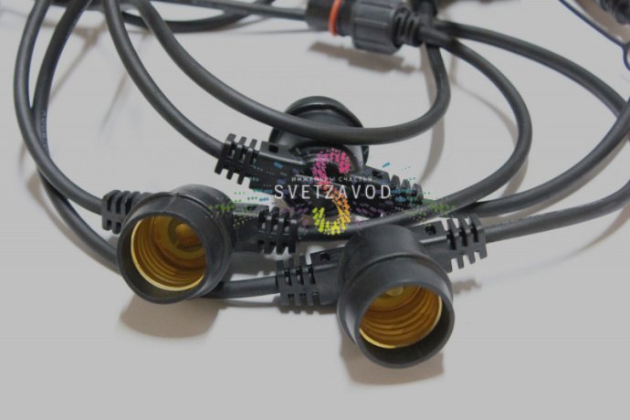 Детальное фото гирлянды Белт Лайт: черный каучуковый кабель, патроны E27 с шагом 50 см, фиксирующие элементы, степень защиты IP65.