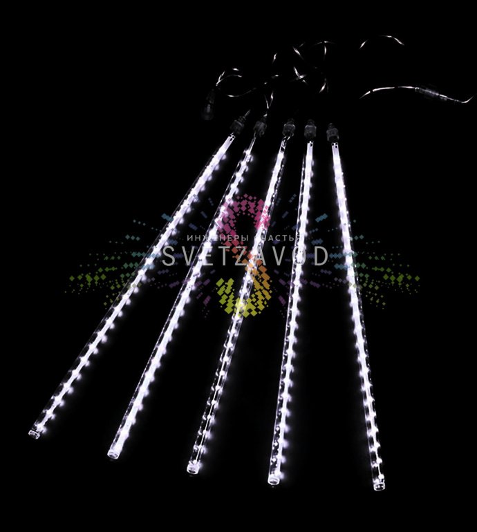 Детальное фото гирлянды Тающие сосульки: 5 пластиковых трубок длиной 80 см с эффектом стекания, закрепленных на 5-метровом проводе ПВХ.