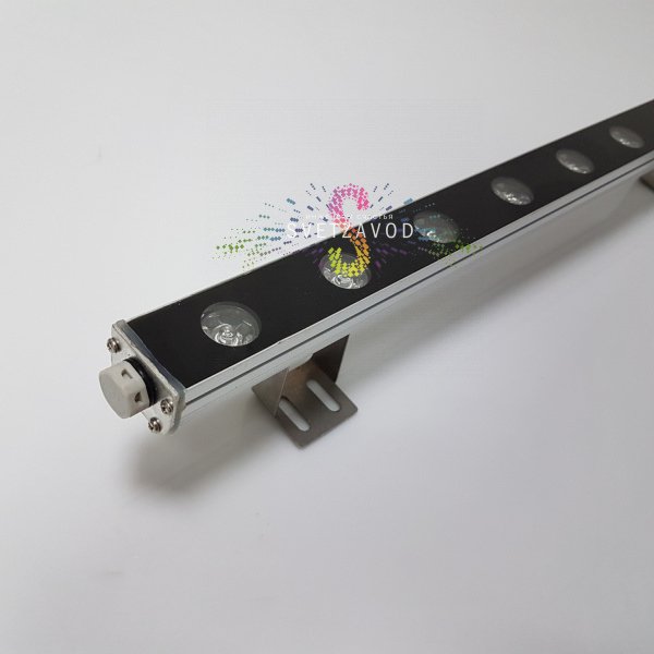 Детальное фото линейного светодиодного прожектора: красное свечение, серый алюминиевый корпус длиной 50 см, степень защиты IP65.