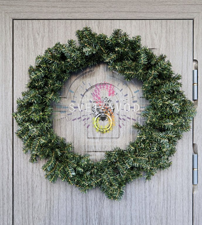 Детальное фото рождественского венка из 300 веток ПВХ. Видны плотные неколючие иглы, пышная форма и темно-зеленый цвет. Венок на белом фоне.