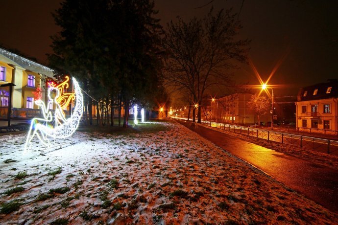 Детальное фото светодиодной композиции 'Лунная принцесса' 2D размером 200х200 см. Видны металлический каркас, светодиодные гирлянды и дюралайт. Фигура предназначена для уличного использования. Детальное фото светодиодной композиции 'Лунная принцесса' 2D размером 200х200 см. Видны металлический каркас, светодиодные гирлянды и дюралайт. Фигура предназначена для уличного использования.