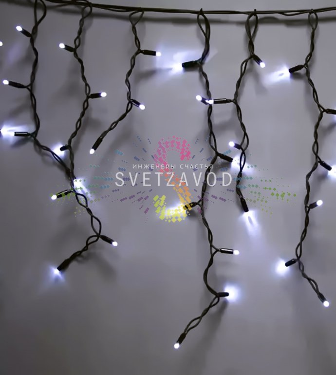 Детальное фото светодиодной бахромы Айсикл 4,8х0,6м: видны черный каучуковый кабель, нити длиной 10/20/40/60/40/20/10 см, светодиоды с защитными колпачками и коннекторы для соединения.