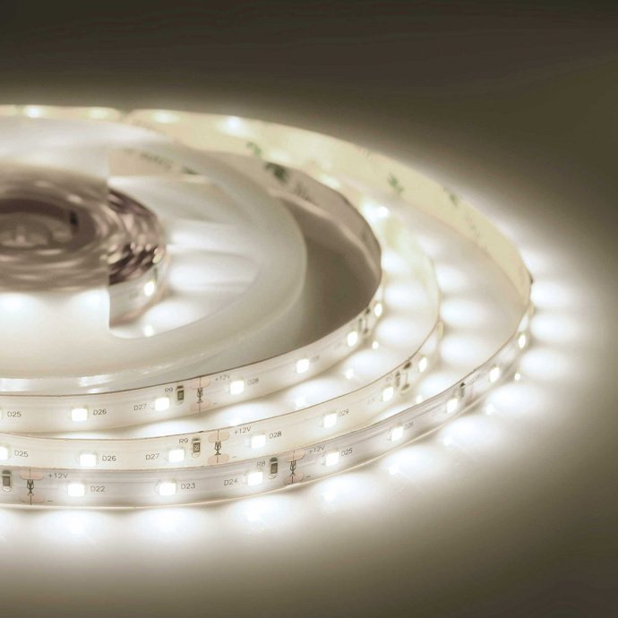 Макро-фото светодиодной ленты Apeyron Electrics. Дневной белый свет 4000K, SMD 2835 60 led/м. Гибкая белая подложка шириной 10мм.