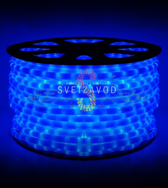 Крупный план светодиодного дюралайта диаметром 13мм, матовая молочная оболочка, равномерное синее свечение светодиодов, видны коннекторы.