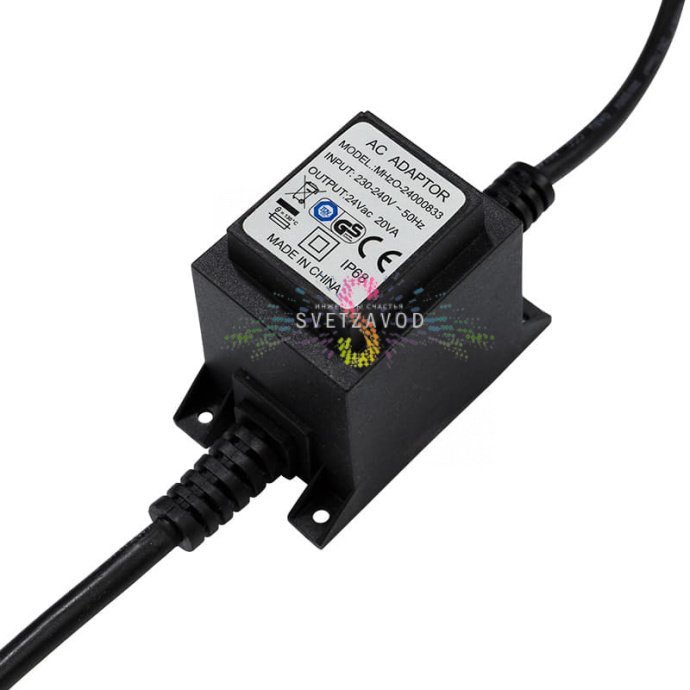 Крупный план светодиодной гирлянды Клип Лайт Спайдер синего свечения на черном проводе ПВХ, демонстрация расстояния между диодами 15 см.