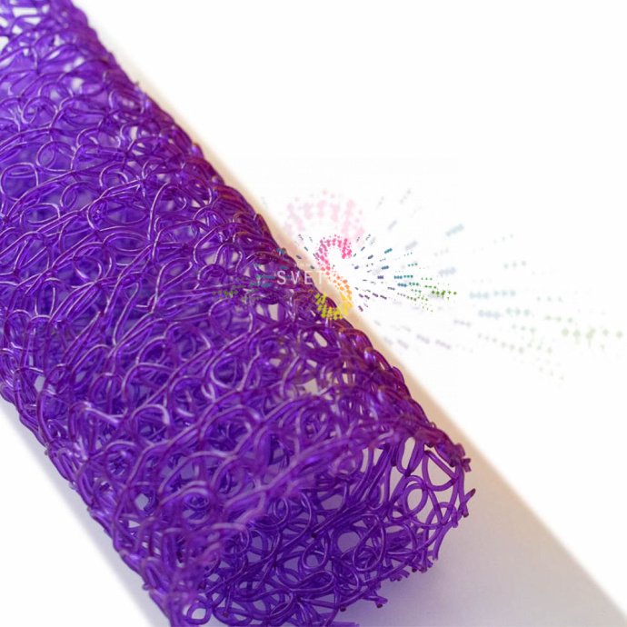 Крупный план фиолетового декоративного материала Деколэйс из ПВХ нити, имитирующего снег, на ветке дерева.