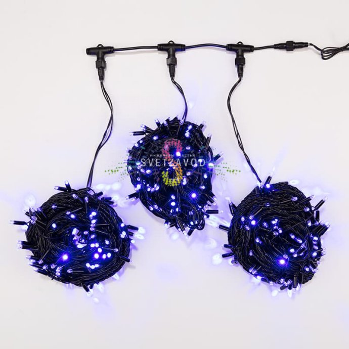 Крупный план светодиодной гирлянды Клип Лайт Спайдер синего свечения на черном проводе ПВХ, демонстрация расстояния между диодами 15 см.