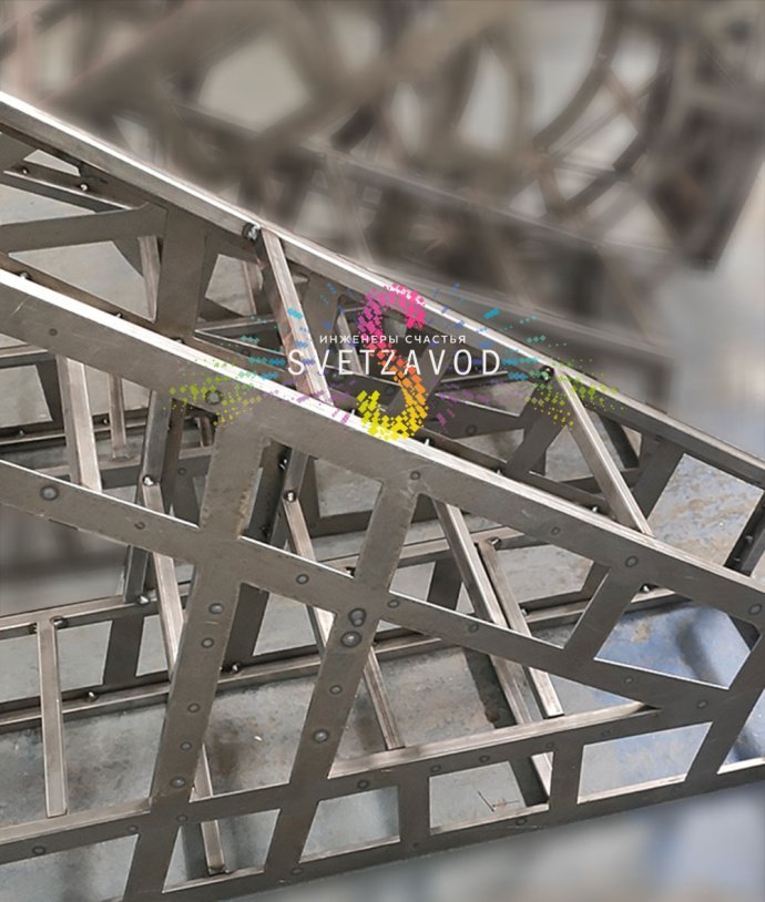 Детальное фото конструкции Звезды Победы: стальной каркас с антикоррозионным покрытием, композитные панели с пленкой ORACAL, крупный план объемных букв 9 МАЯ и креплений.