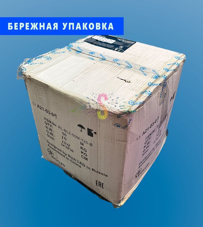 Крупный план влагозащищенной гирлянды Белт Лайт Rich Led: черный прорезиненный провод, патрон E27, маркировка IP65, демонстрация крепления. Крупный план влагозащищенной гирлянды Белт Лайт Rich Led: черный прорезиненный провод, патрон E27, маркировка IP65, демонстрация крепления.