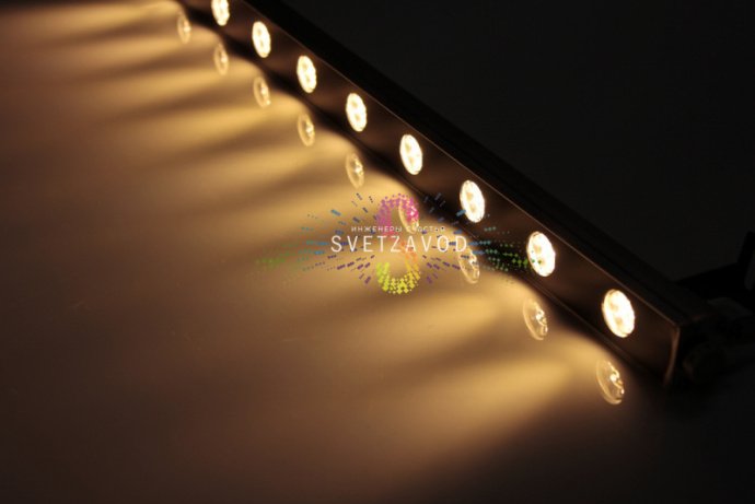 Детальное изображение линейного светодиодного прожектора 12В 18Вт в сером алюминиевом корпусе с прозрачным стеклом, видны светодиоды и крепление.