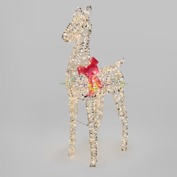 Детальное фото комплекта из трех светодиодных каркасных фигур оленей разного размера, установленных на улице в вечернее время.