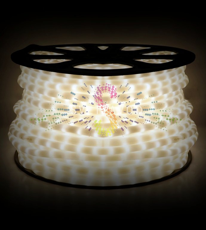 Крупный план светодиодного дюралайта Rich Led 13 мм, матовая молочная трубка, равномерное свечение теплого белого света, видна структура с диодами.