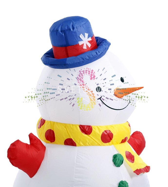 Детальное фото надувной фигуры 3D Снеговик, сидящего на улице вечером со светодиодной подсветкой, видны прочный материал ПВХ и крепежные элементы.