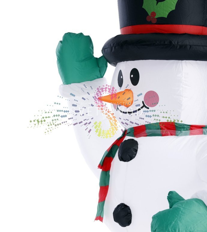 Детальное фото надувной фигуры 3D Снеговик приветствует. Видны прочные швы, встроенные светодиоды, компрессор и адаптер 12В в комплекте. Фигура установлена на улице.