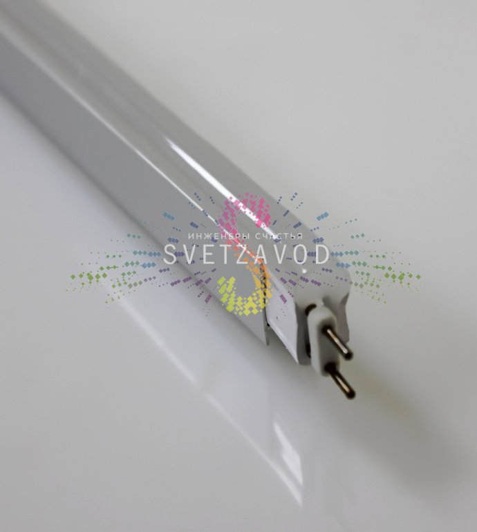 Крупный план алюминиевого профиля для гибкого неона сечением 8х18 мм, демонстрирующий П-образную форму, анодированную поверхность и внутренний паз для установки светодиодной ленты.