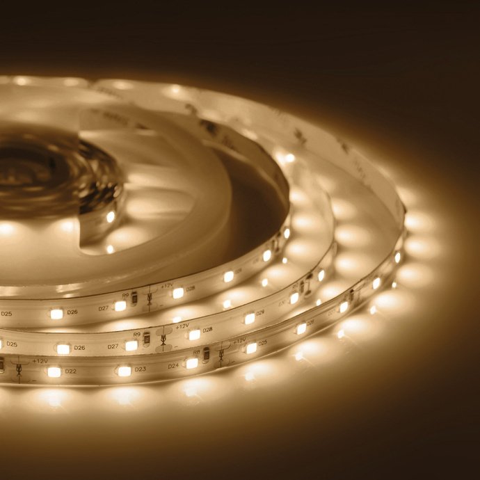 Детальное фото катушки со светодиодной лентой 12В 5м теплый белый, SMD 2835, 60 LED/м, подложка 10мм, IP20, 800Лм/м.