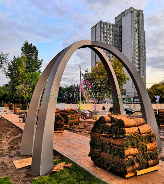 Детальное фото светодиодной арки Аркада 450х400 см (SPD-5006) с четырьмя декоративными опорами, стальным каркасом и композитной панелью.