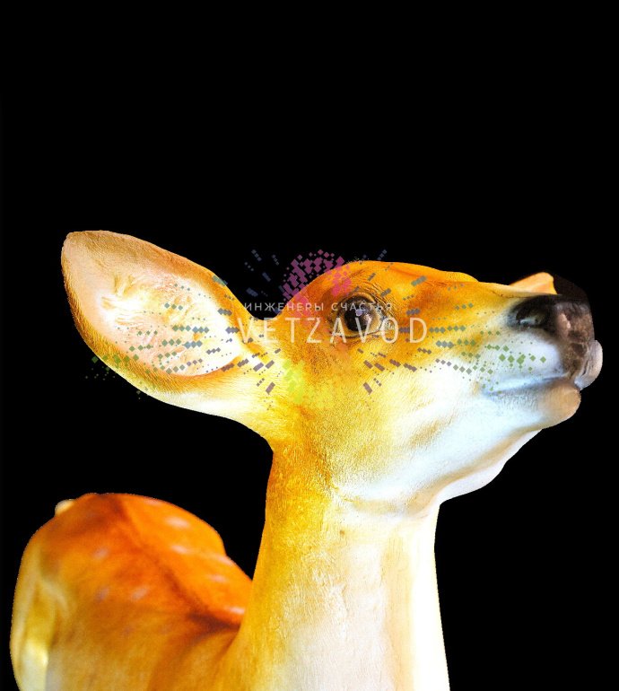 Детальное фото светодиодной фигуры оленя из стекловолокна. Видны конструкция, внутренняя LED-подсветка и влагозащищенный корпус IP65.