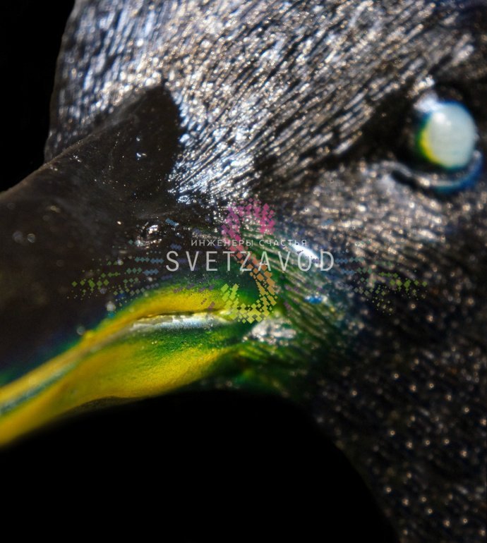 Детальное фото светодиодной фигуры Пингвиненок из стекловолокна. Видны текстура материала, яркая внутренняя LED-подсветка и устойчивое основание.