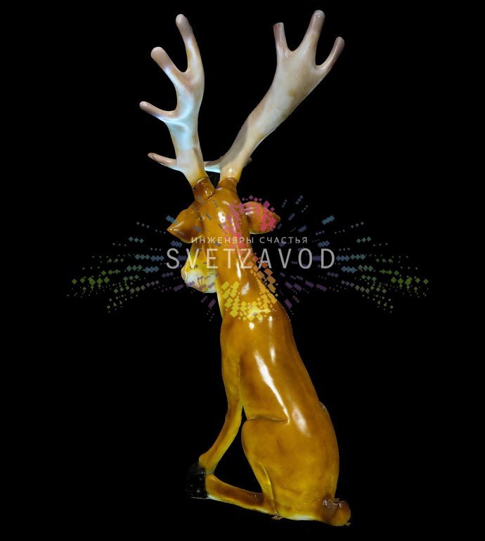 Детальное фото светодиодной фигуры Лося из стекловолокна. Видна фактура материала, внутренняя LED-подсветка и устойчивое основание. Фигура установлена на траве.