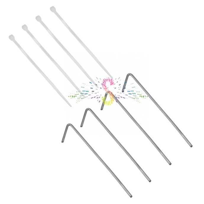 Детальное фото комплекта из трех светодиодных каркасных фигур оленей разного размера, установленных на улице в вечернее время.