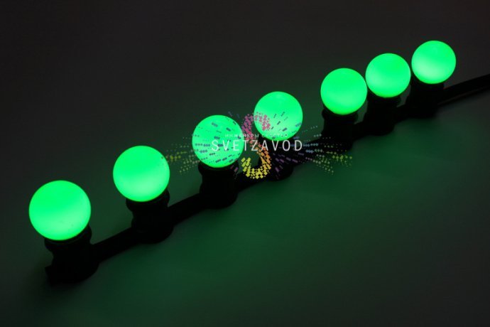 Крупный план зеленой матовой декоративной LED лампы Е27 с 4 филаментными светодиодами, цоколем и маркировкой мощности 1.2Вт.