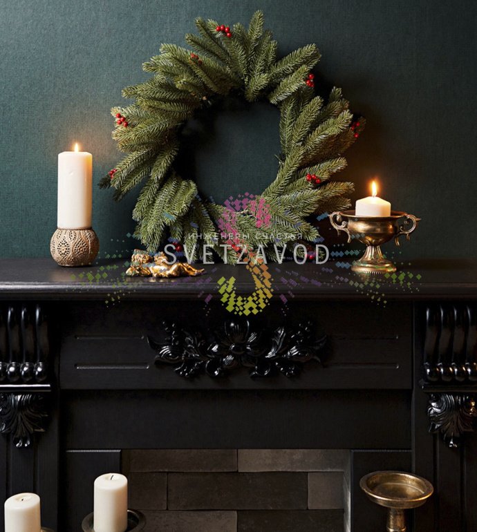 Детальное фото рождественского елового венка Neon-Night: густые литые ветки с реалистичной хвоей и декоративными красными ягодами.