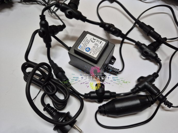 Детальное фото Клип Лайт Спайдер SSP-379: 5 нитей по 20 метров с зелеными мерцающими светодиодами, черный ПВХ провод, блок питания.