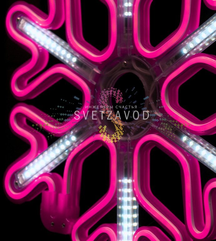 Крупный план розовой светодиодной снежинки из гибкого неона на пластиковом каркасе, демонстрирующий эффект плавно стекающих сосулек. Видно крепежное ушко и кабель питания.