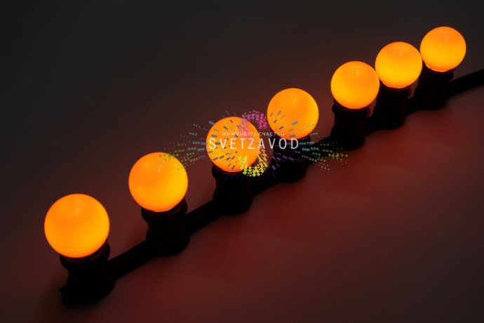 Детальное фото оранжевой пластиковой декоративной лампы Е27 диаметром 45 мм с матовой колбой и 4 светодиодами SMD2835.