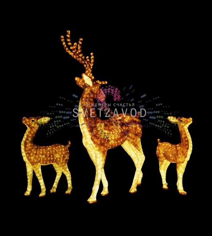 Детальное фото акриловой световой фигуры оленя. Виден металлический каркас, яркие светодиоды и прозрачный акриловый корпус. Фигура установлена на улице.