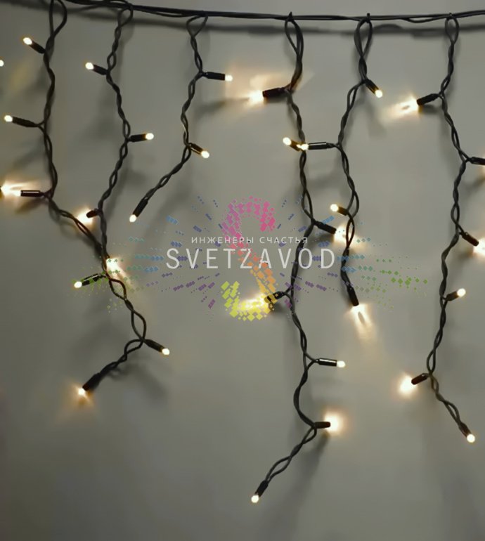 Детальное фото светодиодной бахромы Айсикл 5х0,7м. Видны черный ПВХ кабель, светодиоды с защитными колпачками, коннекторы для соединения и блок питания.