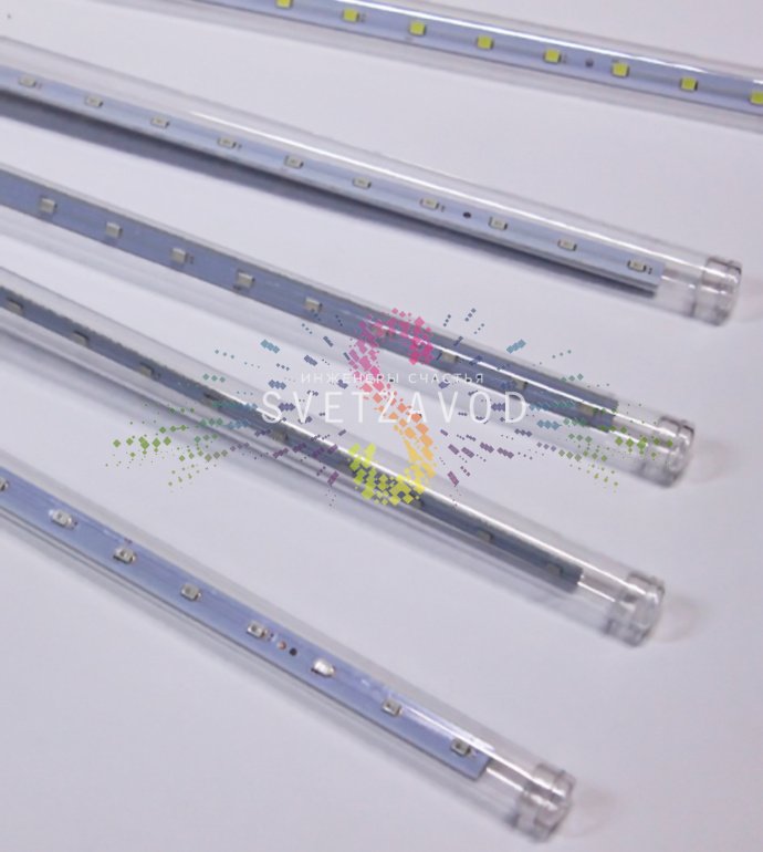 Крупный план гирлянды Тающие сосульки: 10 прозрачных пластиковых трубок по 50 см с RGB светодиодами, закрепленных на прозрачном проводе ПВХ длиной 4.5 метра. Крупный план гирлянды Тающие сосульки: 10 прозрачных пластиковых трубок по 50 см с RGB светодиодами, закрепленных на прозрачном проводе ПВХ длиной 4.5 метра.