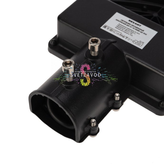 Детальное изображение светодиодного консольного светильника REXANT ДКУ-01: черный алюминиевый корпус, рассеиватель, консольный кронштейн для монтажа на столб.