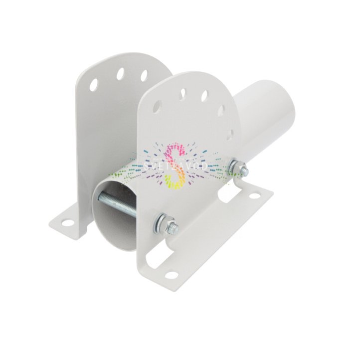 Детальное фото белого накладного кронштейна из стали толщиной 2 мм для монтажа консольных светильников на опоры диаметром 51 мм с помощью бандажной ленты.