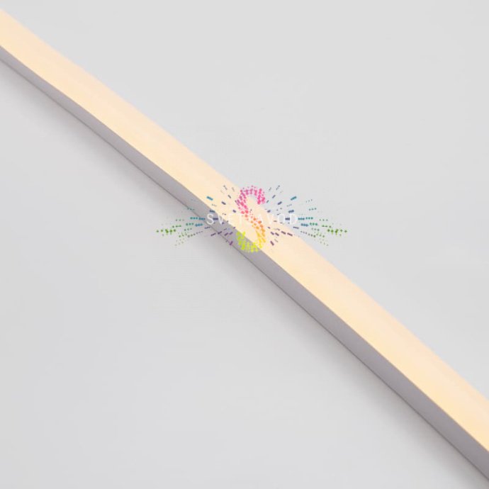 Крупный план светящегося гибкого неона Neon-Night прямоугольного сечения 8х16 мм в теплом белом свете, демонстрирующий равномерное свечение и гибкую структуру.