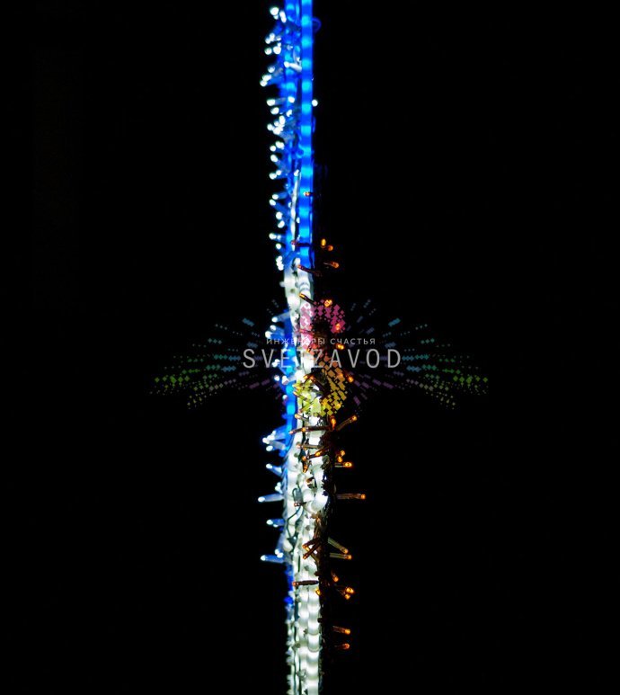 Детальное фото светодиодной композиции "Сказочные феи": две 2D фигуры высотой 200 см с металлическим каркасом, дюралайтом и гирляндами, установленные на улице.