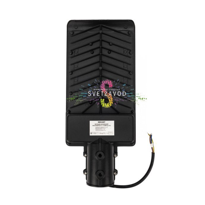 Детальное изображение светодиодного консольного светильника REXANT ДКУ-01: черный алюминиевый корпус, рассеиватель, консольный кронштейн для монтажа на столб.