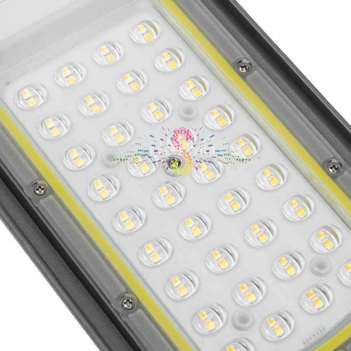 Детальное изображение уличного консольного светильника ДКУ-03 Rexant: черный алюминиевый корпус, прозрачный рассеиватель, крепление для монтажа на опору.