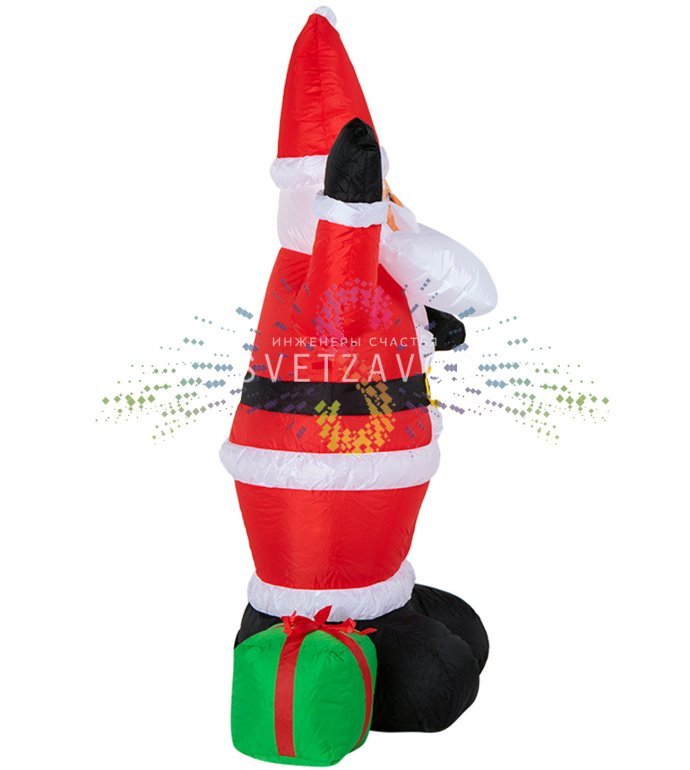 Детальное фото надувной фигуры 3D Дед Мороз с подарком от Neon-Night. Видны светодиодная подсветка, компрессор, адаптер и крепеж. Фигура установлена на улице.