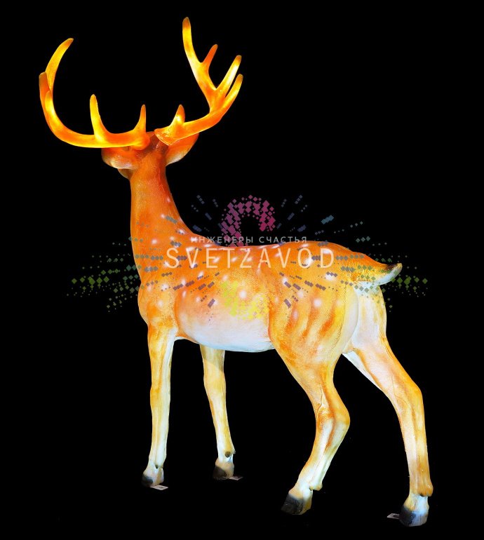 Детальное фото композиции из трех светодиодных фигур оленей из стекловолокна: большой олень (154 см), средний (77 см) и маленький (59 см) с равномерной внутренней подсветкой в вечернее время.