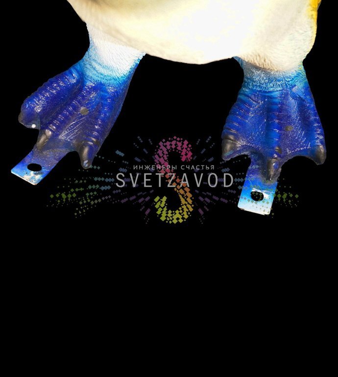 Детальное фото светодиодной фигуры Пингвиненок из стекловолокна. Видны текстура материала, яркая внутренняя LED-подсветка и устойчивое основание.