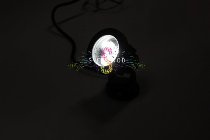 Крупный план серого алюминиевого поворотного светодиодного прожектора 12В 3Вт с креплением и прозрачным стеклом.