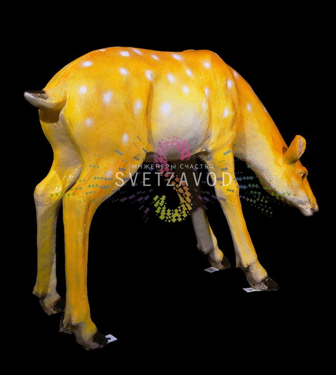 Детальное фото композиции из трех светодиодных фигур оленей из стекловолокна: большой олень (154 см), средний (77 см) и маленький (59 см) с равномерной внутренней подсветкой в вечернее время.