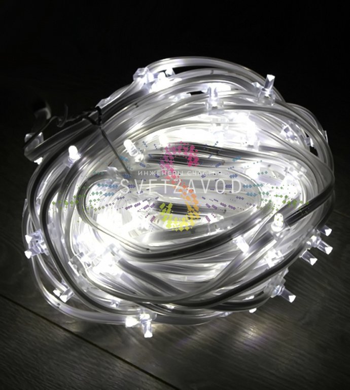 Детальное фото гирлянды Клип Лайт 12В: прозрачный ПВХ-кабель с закрепленными светодиодами в белых защитных колпачках, демонстрация подключения.