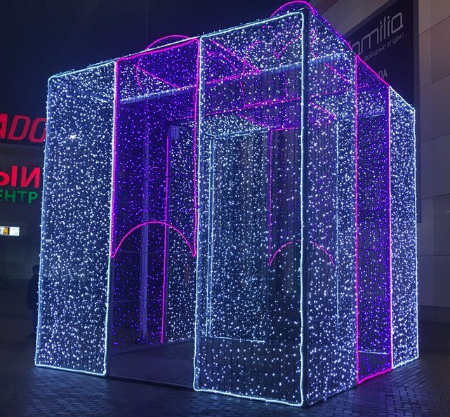 Детальное фото световой фигуры «Подарок»: металлический каркас с антикоррозийным покрытием, плотное расположение светодиодов, бант размером 1.2x1.2x5 м.