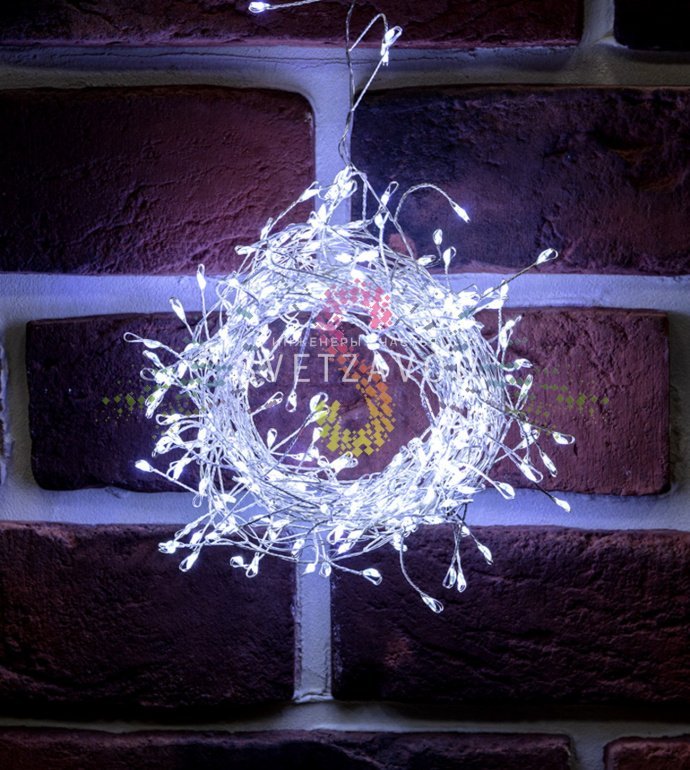 Детальное фото гирлянды роса Фейерверк длиной 20 метров с 1000 светодиодами, блоком питания и прозрачным проводом в упаковке.