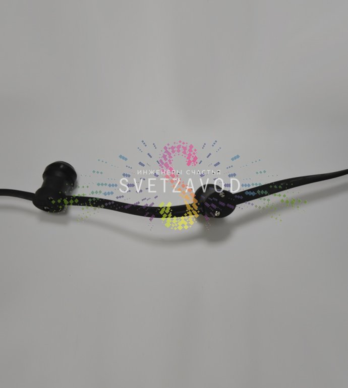 Детальное фото гирлянды Белт лайт: черный каучуковый шлейф с патронами E27, расположенными через 20 см, демонстрация влагозащищенного уплотнения.