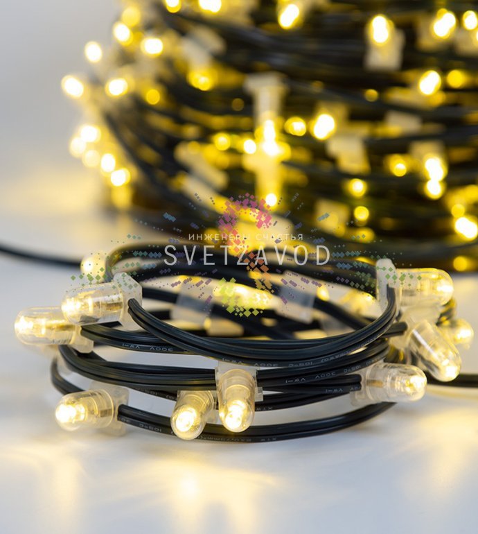 Крупный план светодиодной гирлянды Клип Лайт 12В с защитными колпачками, теплый белый свет, провод ПВХ темно-зеленого цвета.